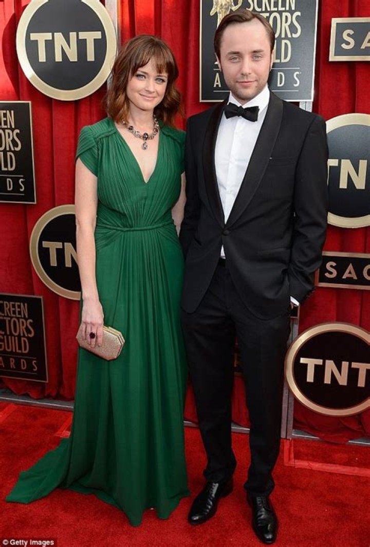 Vincent Kartheiser: Wife, net worth, tattoos, smoking & body facts